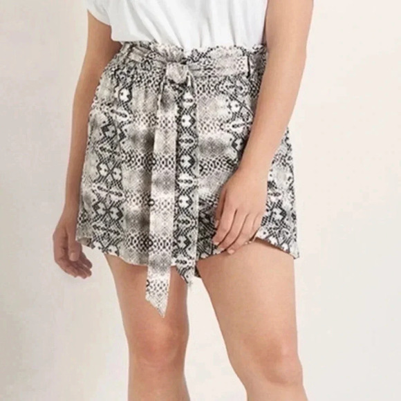Eloquii Pants - Eloquii NWT Stretch Paper Bag Snake Print Shorts w/ Belt Size 24